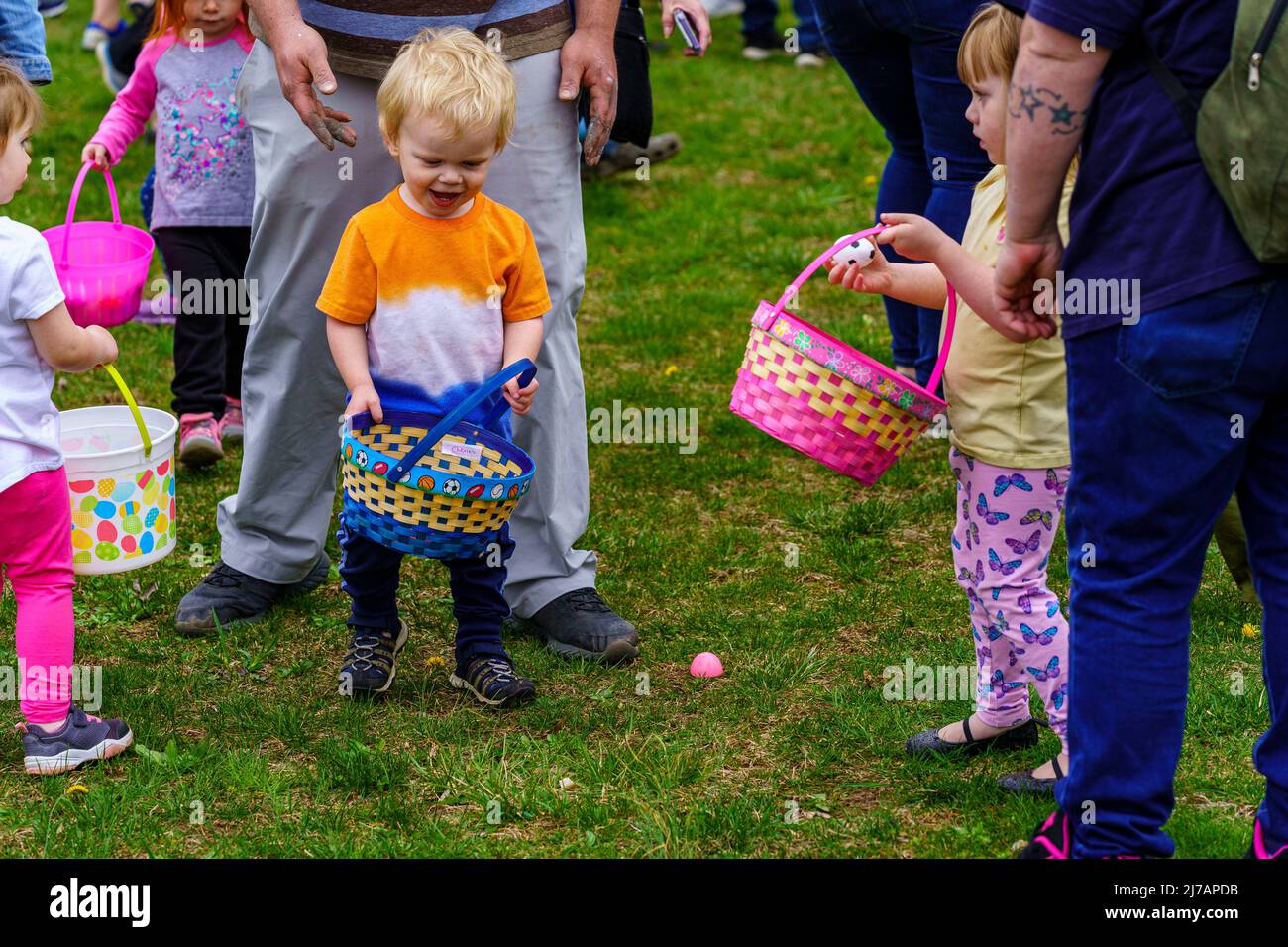 Terre Hill, PA, USA - 16 aprile 2022: I bambini corrono per le uova di Pasqua durante una caccia che sono sparse in un evento locale della comunità primaverile in un ambiente rurale Foto Stock