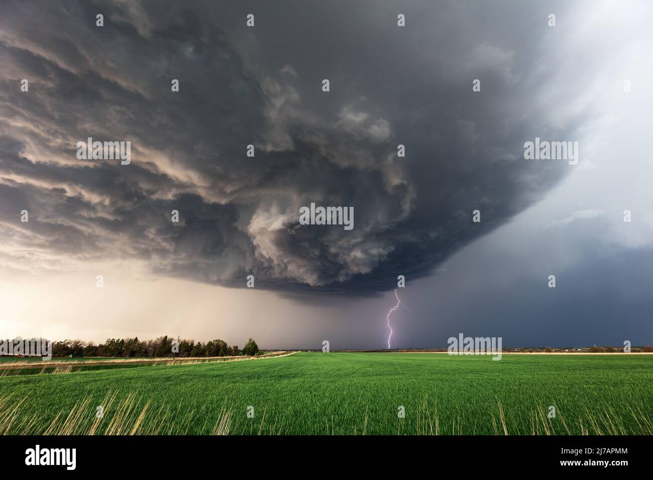 Tempesta drammatica nuvole e fulmini sotto un temporale supercellulare vicino a Herington, Kansas Foto Stock