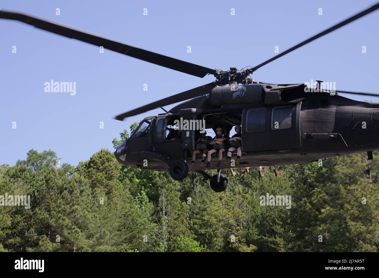 Un gruppo di Rangers dell'esercito degli Stati Uniti, assegnato al Battaglione di addestramento di Ranger 5th, in un velivolo di UH-60 si prepara a condurre un salto d'acqua nel lago Lanier al parco di collina di guerra, Dawnsonville, GA., 5 maggio 2022. L'evento di formazione annuale, ospitato dal Battaglione di addestramento Ranger del 5th, offre ai Rangers l'opportunità di acquisire familiarità con gli sbarchi d'acqua, offrendo allo stesso tempo alla comunità locale la possibilità di vedere il treno Rangers nella zona del lago Lanier. (STATI UNITI Foto della riserva dell'esercito di Sgt. Kelson Brooks) Foto Stock