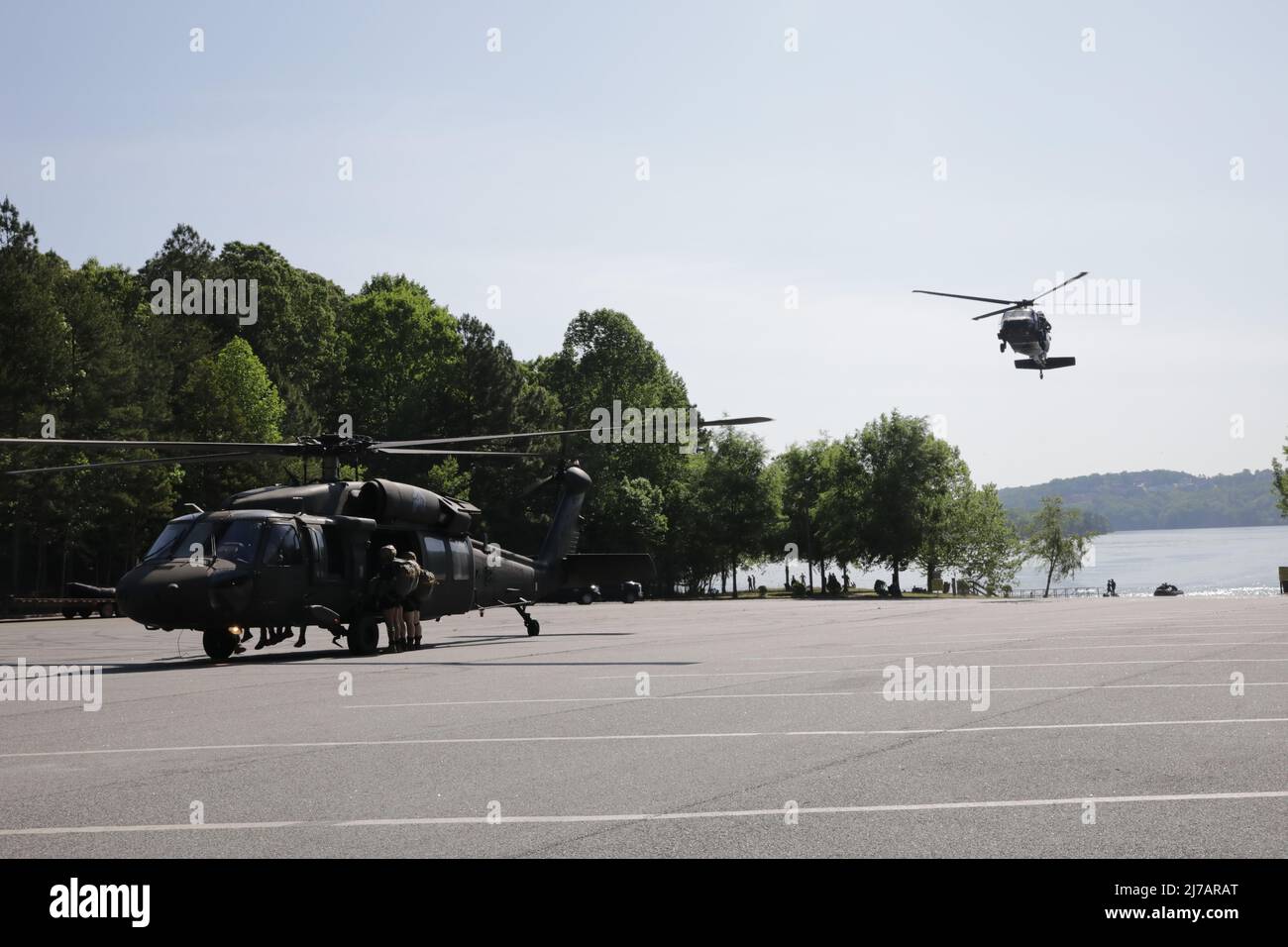 Un gruppo di Rangers dell'esercito degli Stati Uniti, assegnato al Battaglione di addestramento di Ranger 5th, in un velivolo di UH-60 si prepara a condurre un salto d'acqua nel lago Lanier al parco di collina di guerra, Dawnsonville, GA., 5 maggio 2022. L'evento di formazione annuale, ospitato dal Battaglione di addestramento Ranger del 5th, offre ai Rangers l'opportunità di acquisire familiarità con gli sbarchi d'acqua, offrendo allo stesso tempo alla comunità locale la possibilità di vedere il treno Rangers nella zona del lago Lanier. (STATI UNITI Foto della riserva dell'esercito di Sgt. Kelson Brooks) Foto Stock