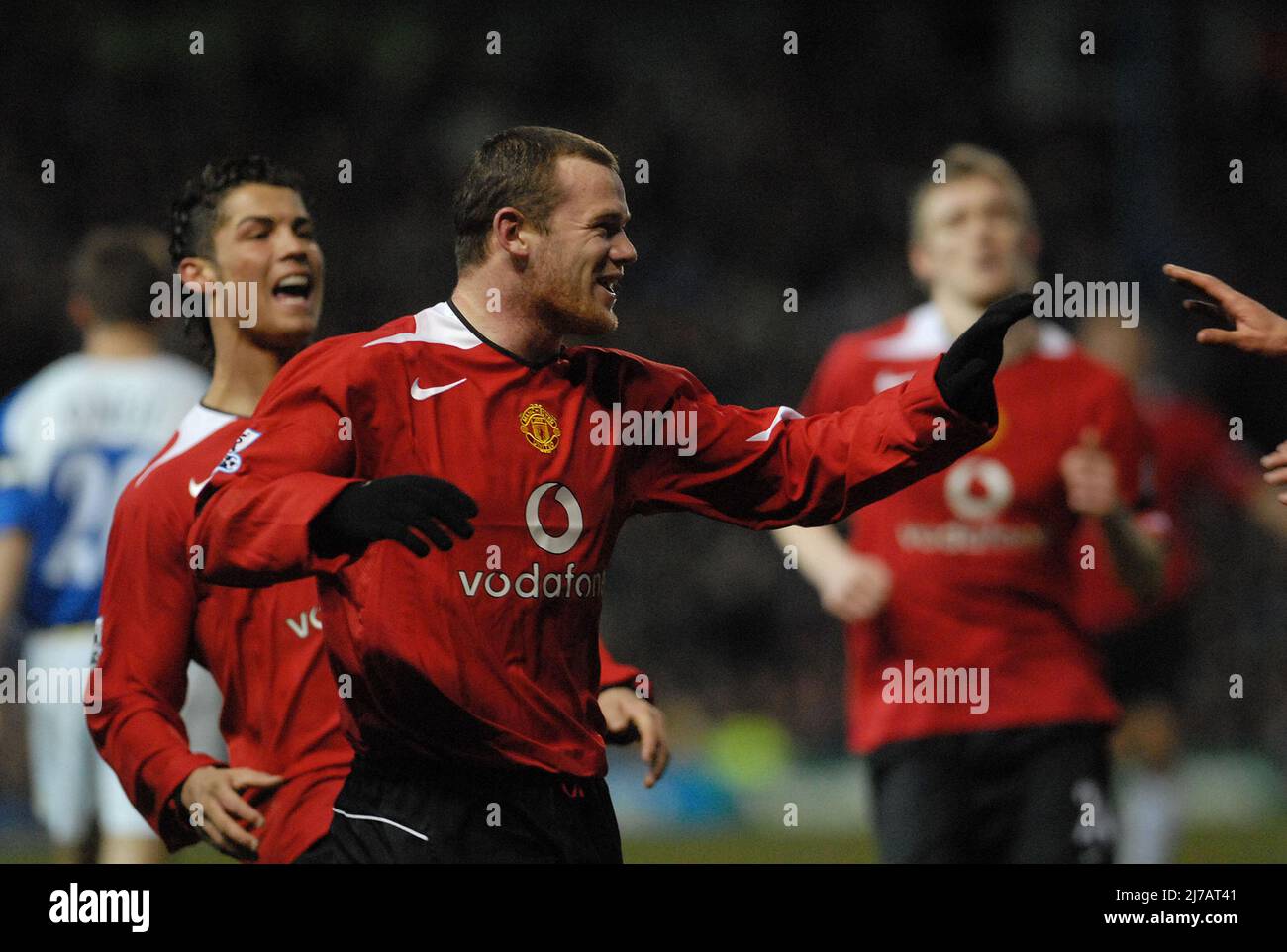 Portsmouth / Man Utd. Punteggio - Wayne rooney festeggia dopo che Van Nistelrooy segna il primo goal. PIC MIKE WALKER 2006 Foto Stock