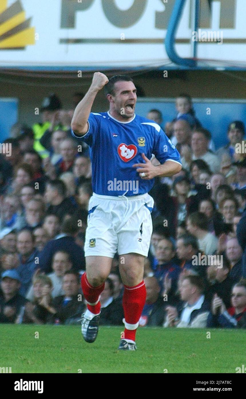 Portsmouth / Manchester United David Unsworth festeggia dopo aver segnato dal punto di rigore. PIC MIKE WALKER 2004 Foto Stock