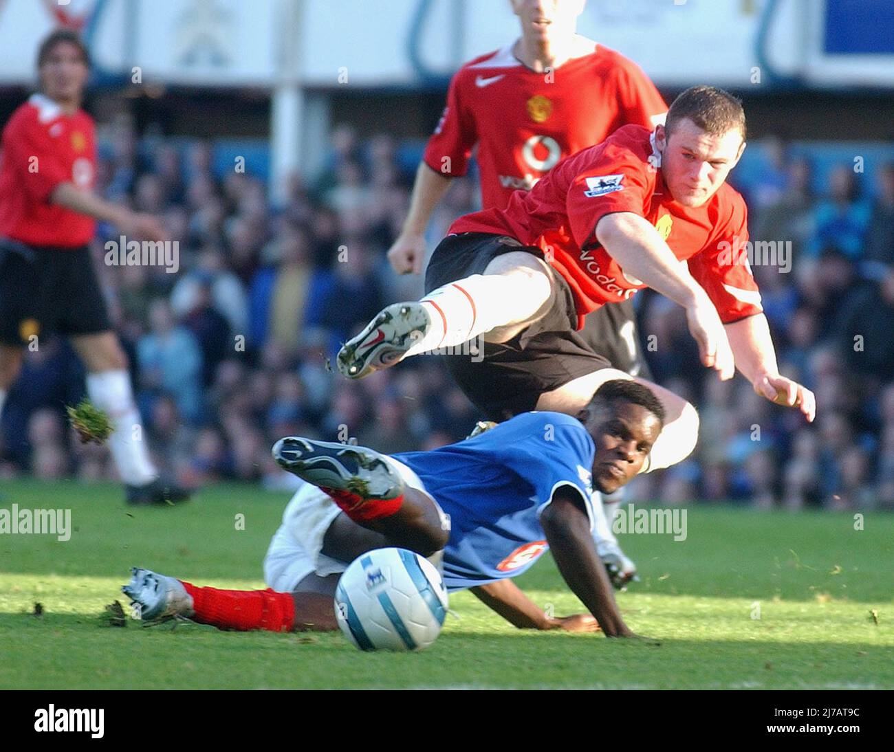 Portsmouth / Manchester United Valery Mezague vince la sfida di Wayne Rooney. PIC MIKE WALKER 2004 Foto Stock