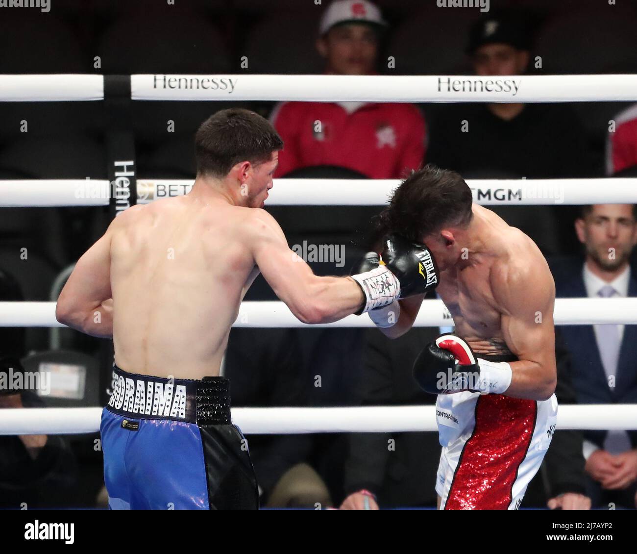 Las Vegas, Stati Uniti. 07th maggio 2022. LAS VEGAS, NV - MAGGIO 7: (L-R) il Boxer Alexis Espino pugna Aaron Silva durante la loro lotta alla T-Mobile Arena il 7 maggio 2022 a Las Vegas, Nevada, USA. (Foto di Alejandro Salazar/PxImages) Credit: PX Images/Alamy Live News Foto Stock