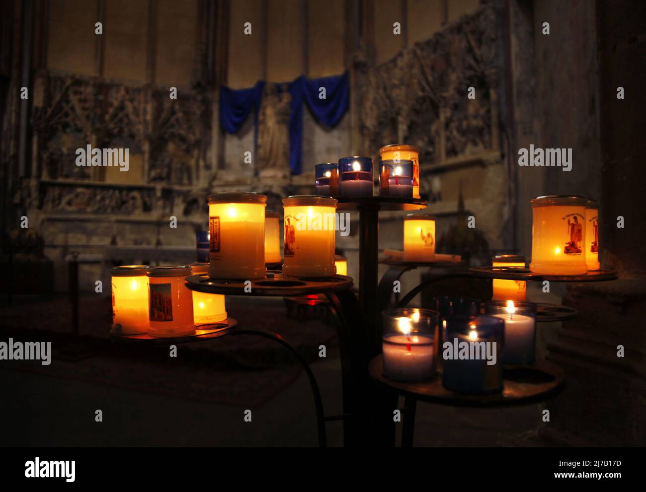 Candele per pregare. Sud della Francia Foto Stock