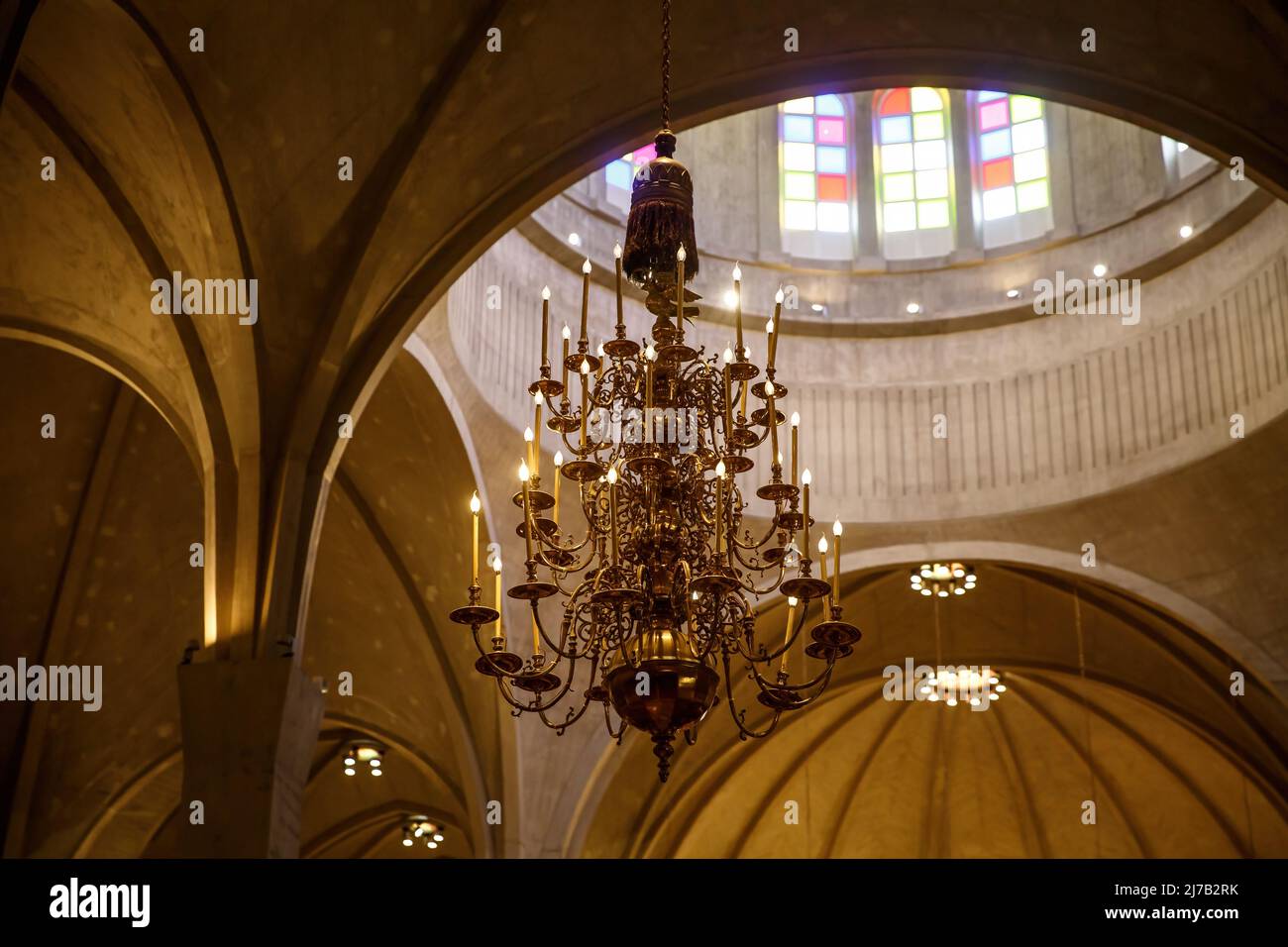 Candeliere per candele elettroniche artificiali per la protezione contro il fuoco. Interno medievale della vecchia cattedrale Foto Stock