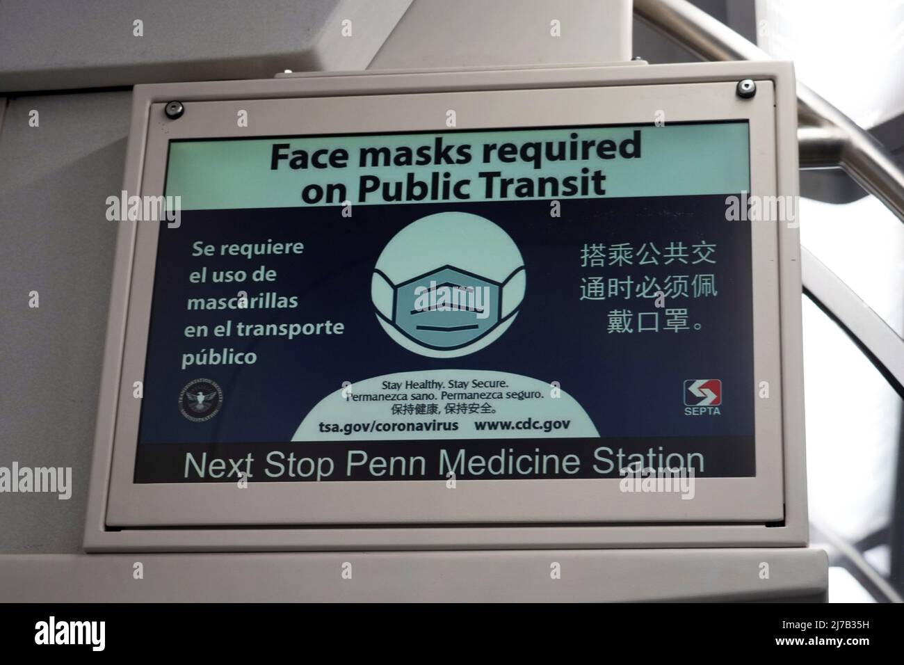 A Face Masks required Sign in English and Spanish on a Southeastern Pennsylvania Transportation Authority (SETTA) train, Friday, Apr 29, 2022, in Phi Foto Stock