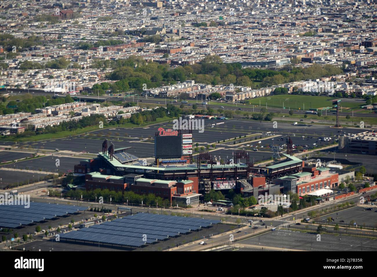 Una vista aerea del Citizens Bank Park, venerdì 29 aprile 2022, a Philadelphia. Lo stadio ospita i Philadelphia Phillies. Foto Stock