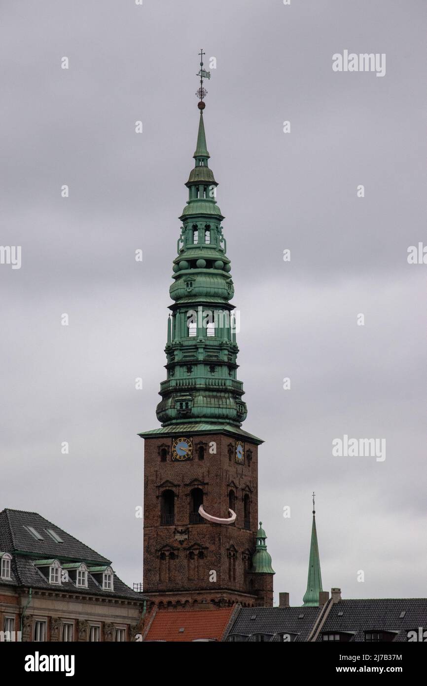 La vecchia torre della chiesa di St Nicholas con anello rosa 'cose per Una torre simmetrica' di Tommy Stockel al Nikolaj Contemporary Art Center di Copenhagen, D. Foto Stock