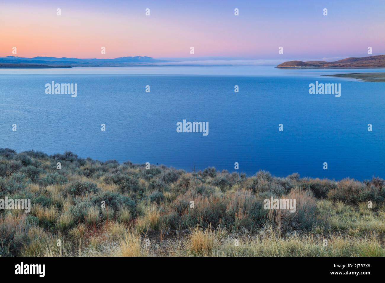 la mattina presto della primavera sul lago del traghetto canyon vicino a winston, montana Foto Stock