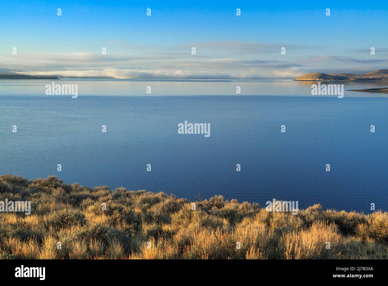 la mattina presto della primavera sul lago del traghetto canyon vicino a winston, montana Foto Stock