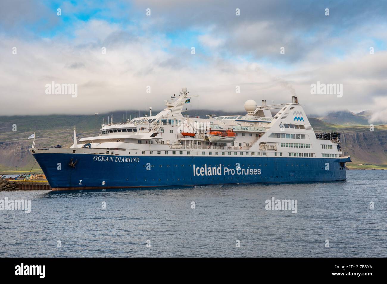 Djupivogur, Islanda - Agosto 11. 2021: Nave da crociera Ocean Diamond al molo del porto di Djupivogur nell'Islanda orientale Foto Stock