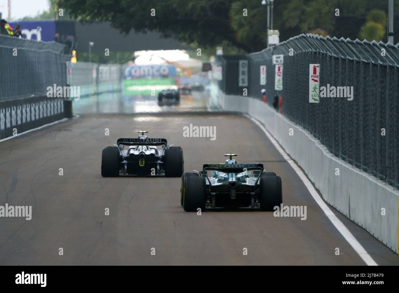 Miami Gardens, Stati Uniti. 07th maggio 2022. Il pilota giapponese di Formula uno Yuki Tsunoda della Scuderia AlphaTauri e il pilota tedesco di Formula uno Sebastian Vettel della Aston Martin in azione durante la terza sessione di prove per la Formula uno Grand Prix​ di Miami all'Autodromo Internazionale di Miami Gardens, Florida, sabato 7 maggio 2022. Foto di Greg Nash/UPI Credit: UPI/Alamy Live News Foto Stock