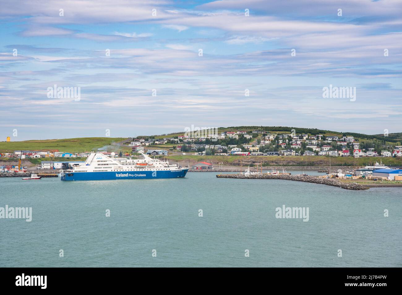 Husavik Islanda - Luglio 15. 2021: Nave da crociera Ocean Diamond che entra nel porto della città di Husavik Foto Stock