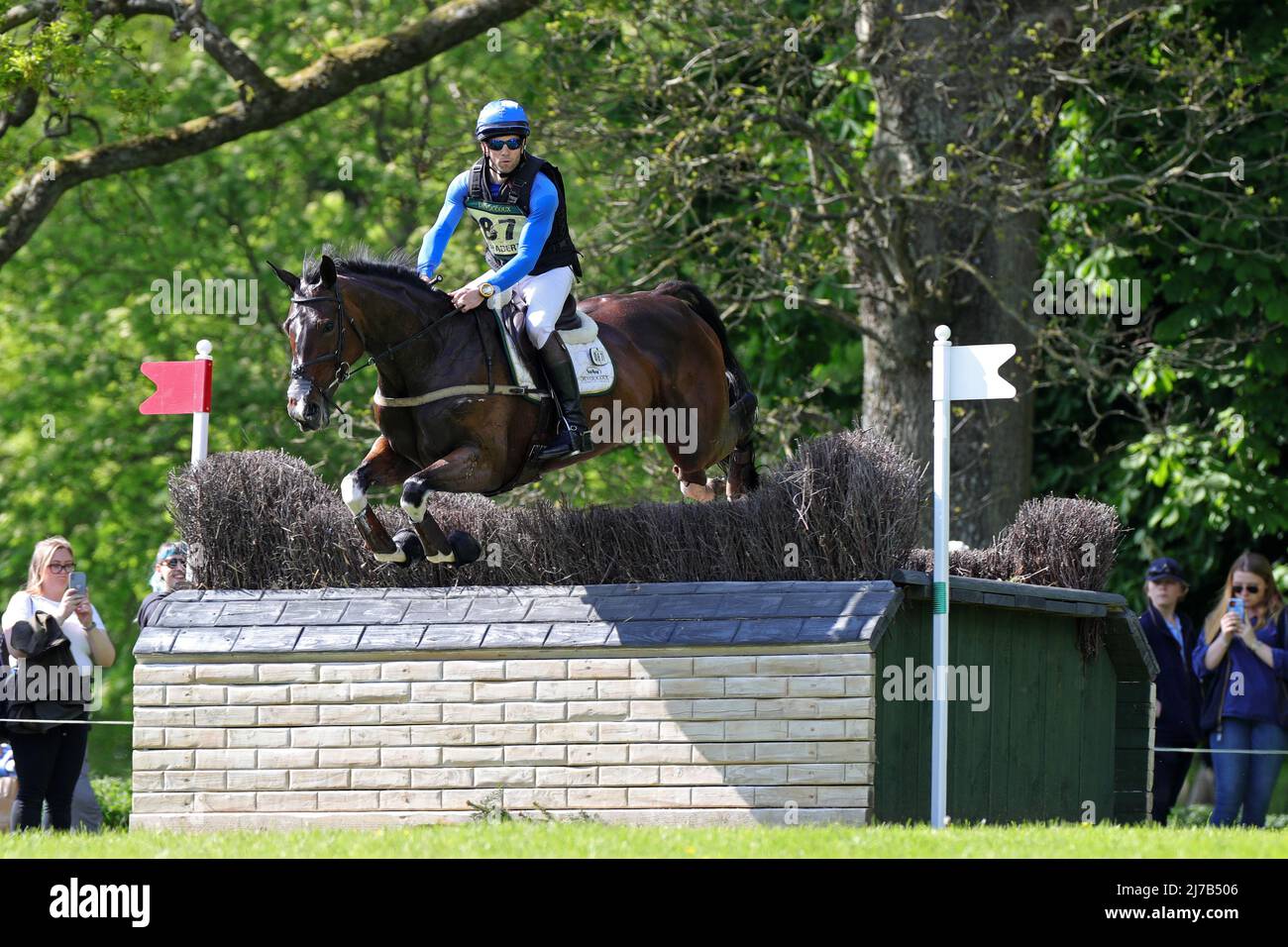 BADMINTON, UK, MAGGIO 7th Arthur Chabert guida Goldsmiths Imber durante l'evento Cross Country al Badminton Horse Trials, Badminton House, Badminton sabato 7th maggio 2022. (Credit: Jon Bromley | MI News) Credit: MI News & Sport /Alamy Live News Foto Stock