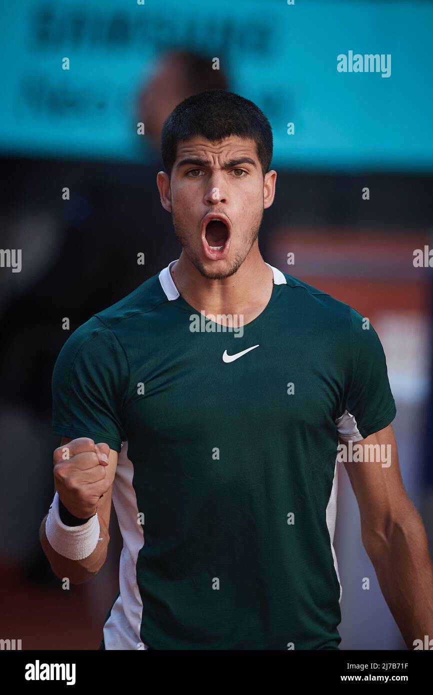 (220508) -- MADRID, 8 maggio 2022 (Xinhua) -- Carlos Alcaraz di Spagna celebra durante la semifinale maschile del singolo contro Novak Djokovic di Serbia al Madrid Open di Madrid, Spagna, 7 maggio 2022. (Xinhua/Meng Dingbo) Foto Stock