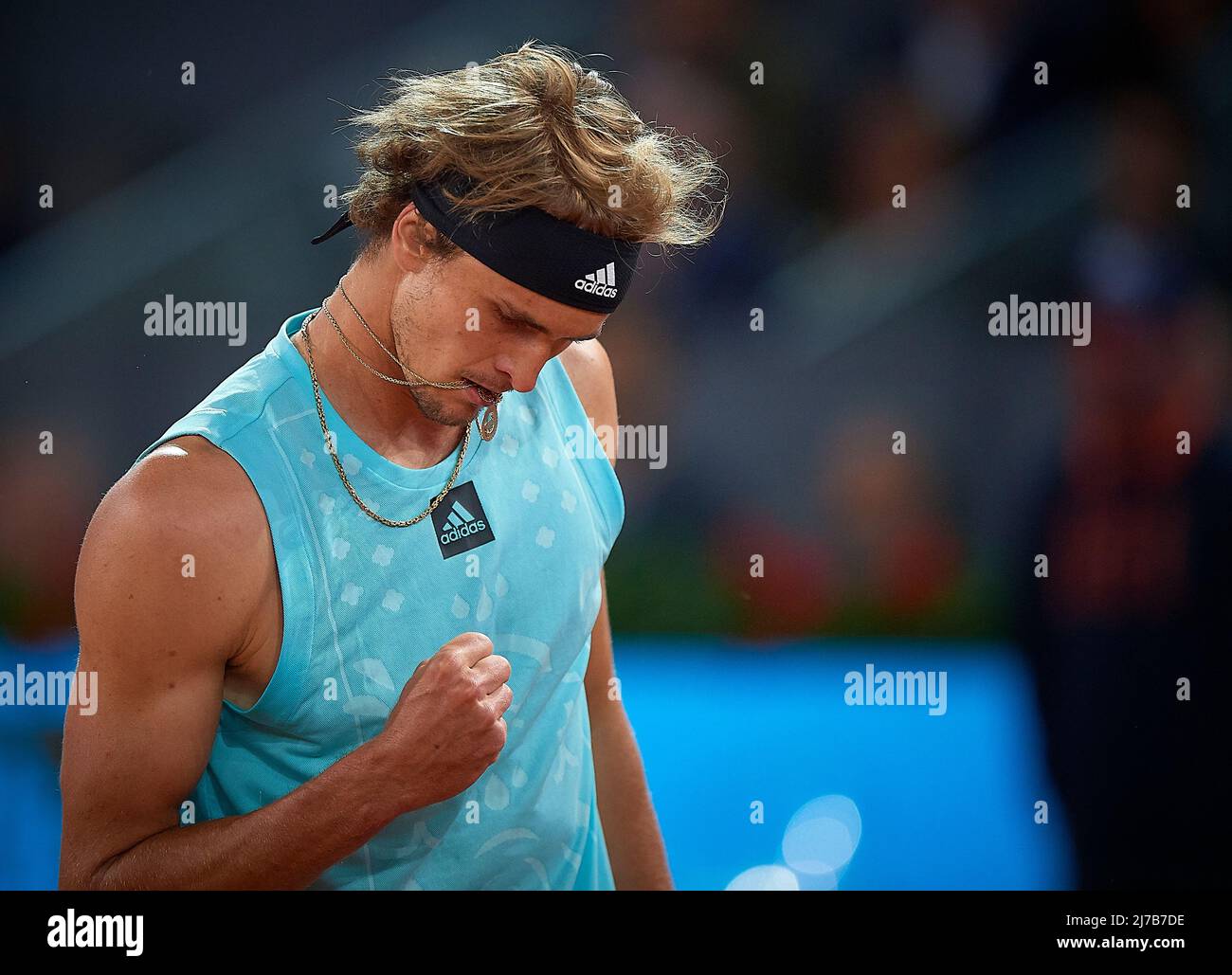 (220508) -- MADRID, 8 maggio 2022 (Xinhua) -- Alexander Zverev di Germania festeggia durante la semifinale singola maschile contro Stefanos Tsitsipas di Grecia al Madrid Open di Madrid, Spagna, 7 maggio 2022. (Foto di Pablo Morano/Xinhua) Foto Stock