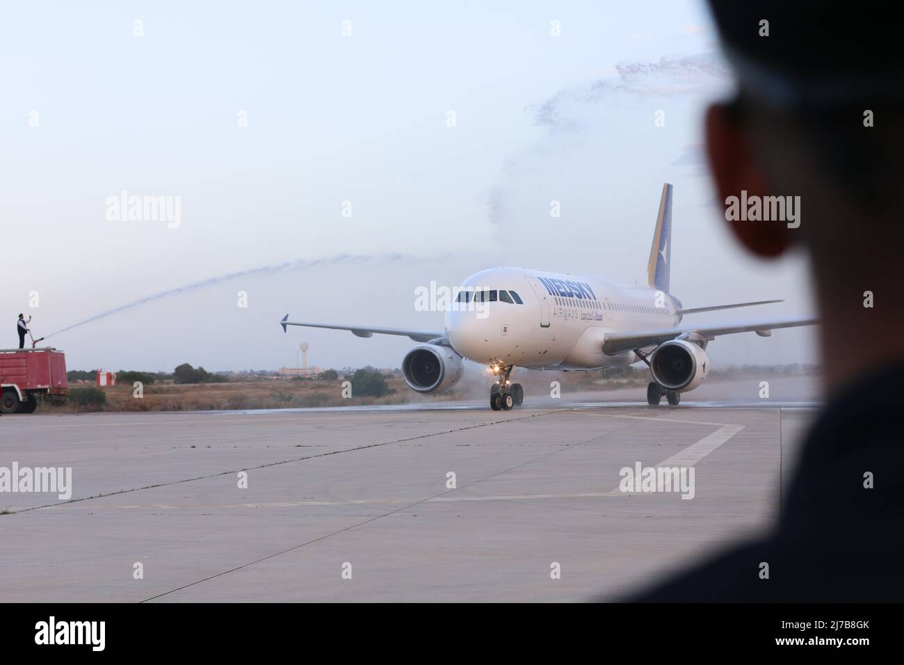 Sulla pista di Misrata, un Airbus A320 atterra il primo aereo atterrato all’aeroporto internazionale di Misrata proveniente dall’aeroporto europeo di Valletta. Medsky Air, compagnia aerea privata libica, ha preso la consegna dell'aereo, parte di un ordine sei Airbus A320 acquistato per 366 milioni di dollari (287 milioni di euro). La compagnia aerea opera servizi tra le principali città costiere e interne di Tripoli e Misrata e i paesi europei. (Foto di Islam Alatrash / SOPA Images/Sipa USA) Foto Stock