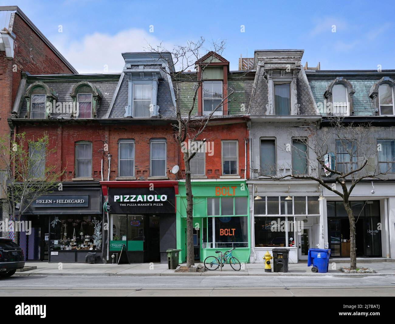 Toronto, Ontario, Canada - 6 maggio 2022: Quartieri più vecchi di Toronto come Queen Street West conservare negozi indipendenti che hanno carattere reale Foto Stock