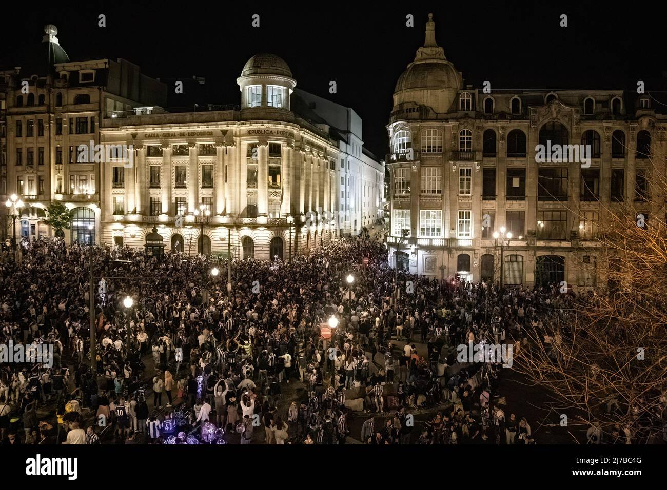 Gli appassionati di Futebol Clube do Porto celebrano la vittoria del campione nazionale 30th in Avenida dos Aliados a Porto. Foto Stock
