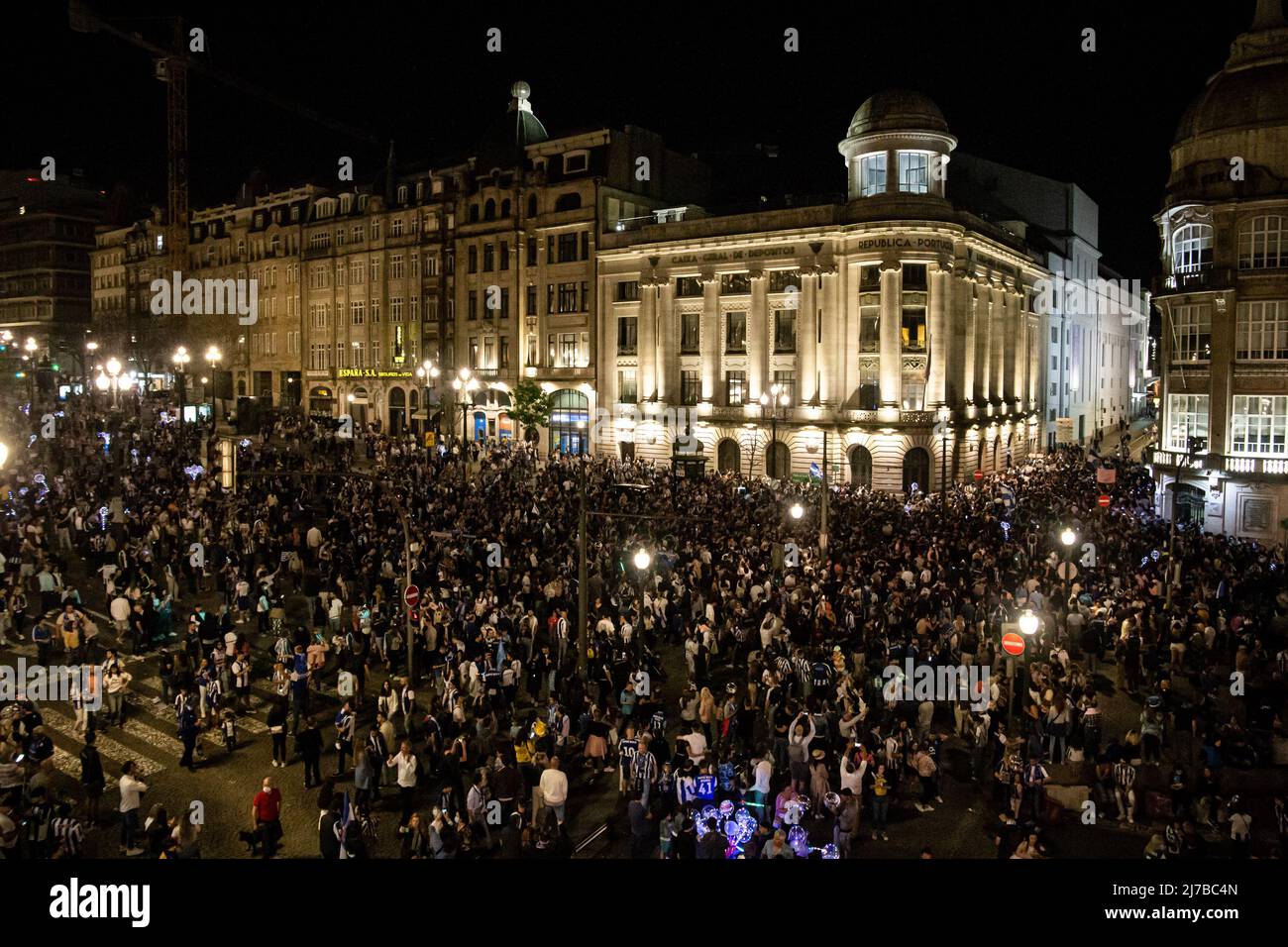 Gli appassionati di Futebol Clube do Porto celebrano la vittoria del campione nazionale 30th in Avenida dos Aliados a Porto. Foto Stock