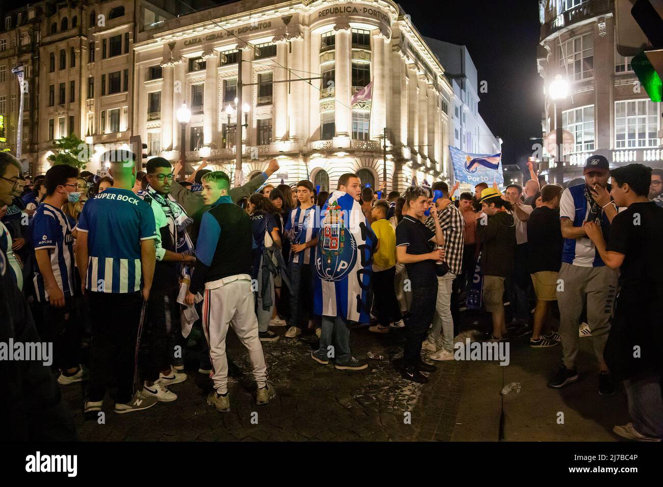 Gli appassionati di Futebol Clube do Porto celebrano la vittoria del campione nazionale 30th in Avenida dos Aliados a Porto. Foto Stock