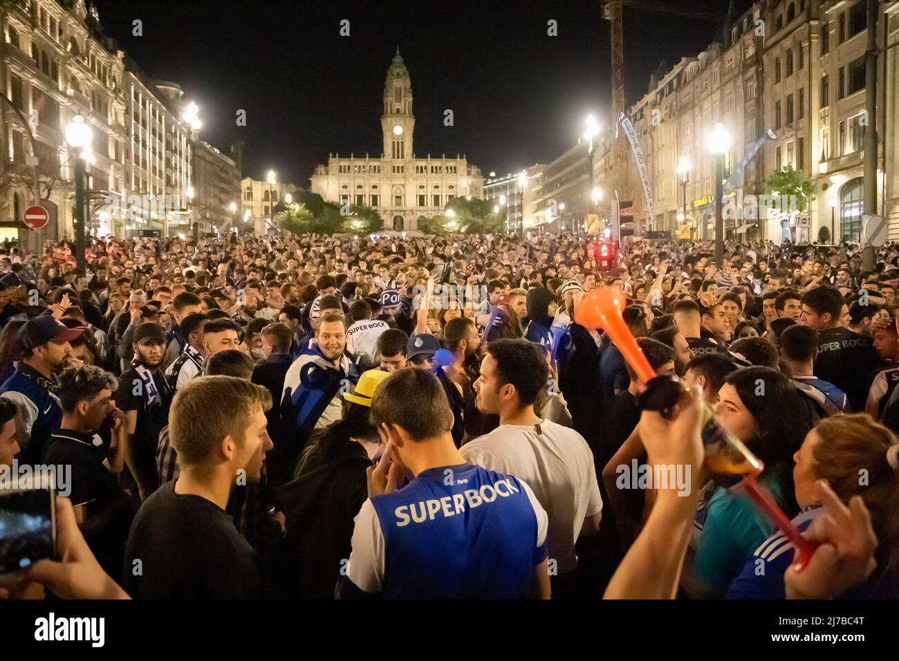 Gli appassionati di Futebol Clube do Porto hanno gridato gli slogan che celebrano la vittoria del titolo campione nazionale 30th ad Avenida dos Aliados a Porto. Foto Stock