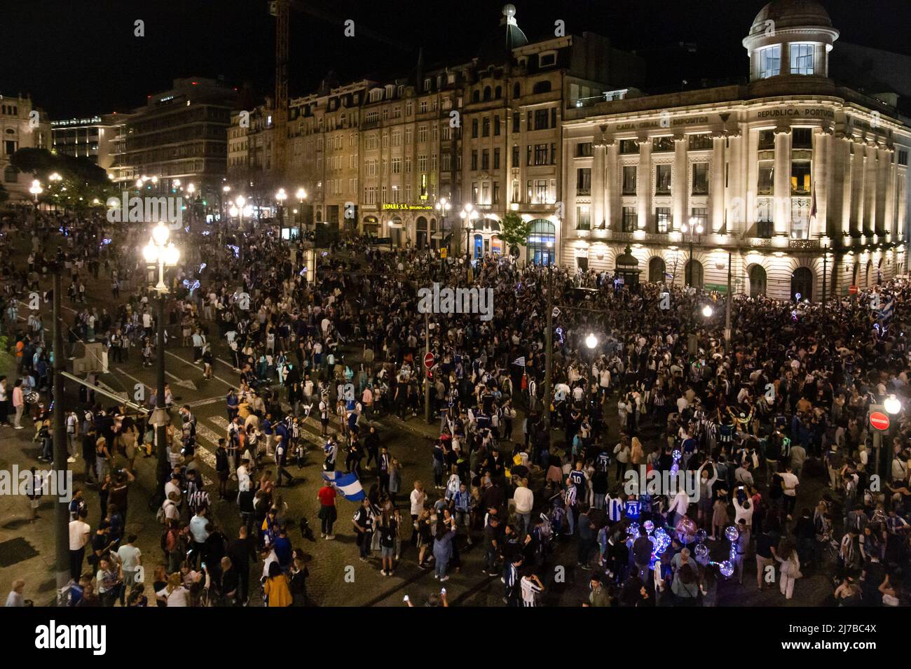 Gli appassionati di Futebol Clube do Porto celebrano la vittoria del campione nazionale 30th in Avenida dos Aliados a Porto. Foto Stock