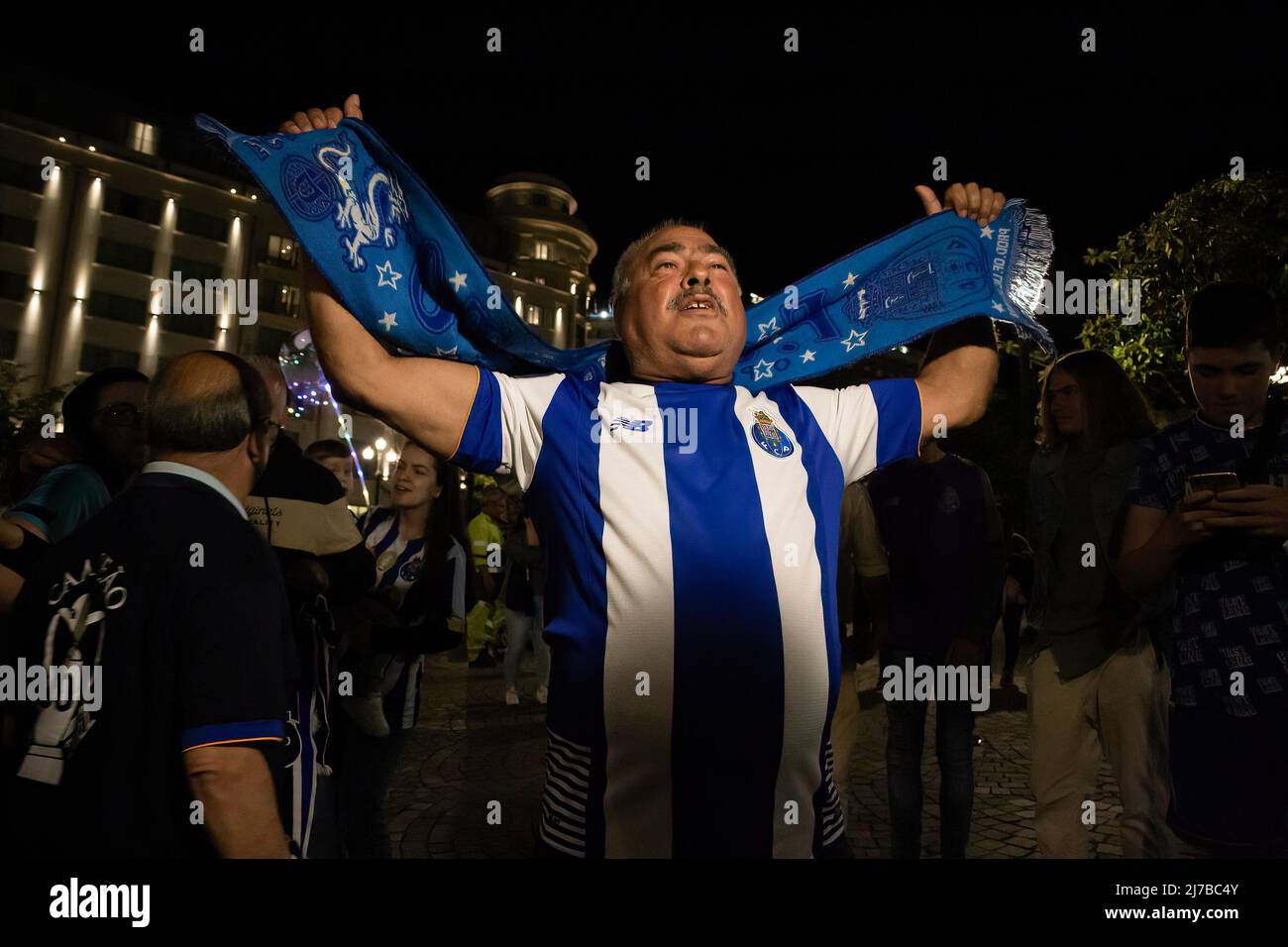 Un fan di Futebol Clube do Porto celebra la vittoria del campione nazionale 30th in Avenida dos Aliados a Porto. Foto Stock