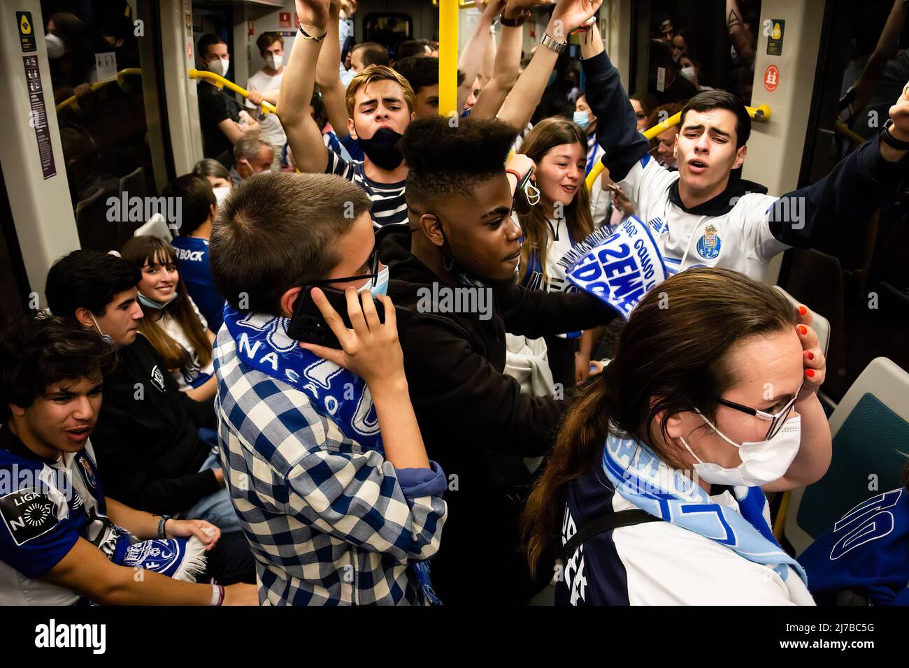 Gli appassionati di Futebol Clube do Porto hanno gridato gli slogan che celebrano la vittoria del titolo campione nazionale 30th ad Avenida dos Aliados a Porto. (Foto di Rita Franca / SOPA Images/Sipa USA) Foto Stock