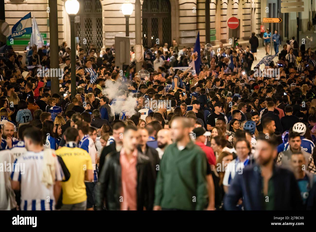 Gli appassionati di Futebol Clube do Porto celebrano la vittoria del campione nazionale 30th in Avenida dos Aliados a Porto, Portogallo. Foto Stock