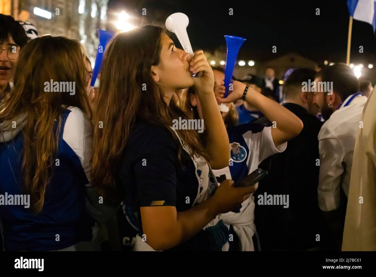 Gli appassionati di Futebol Clube do Porto celebrano la vittoria del campione nazionale 30th in Avenida dos Aliados a Porto. Foto Stock