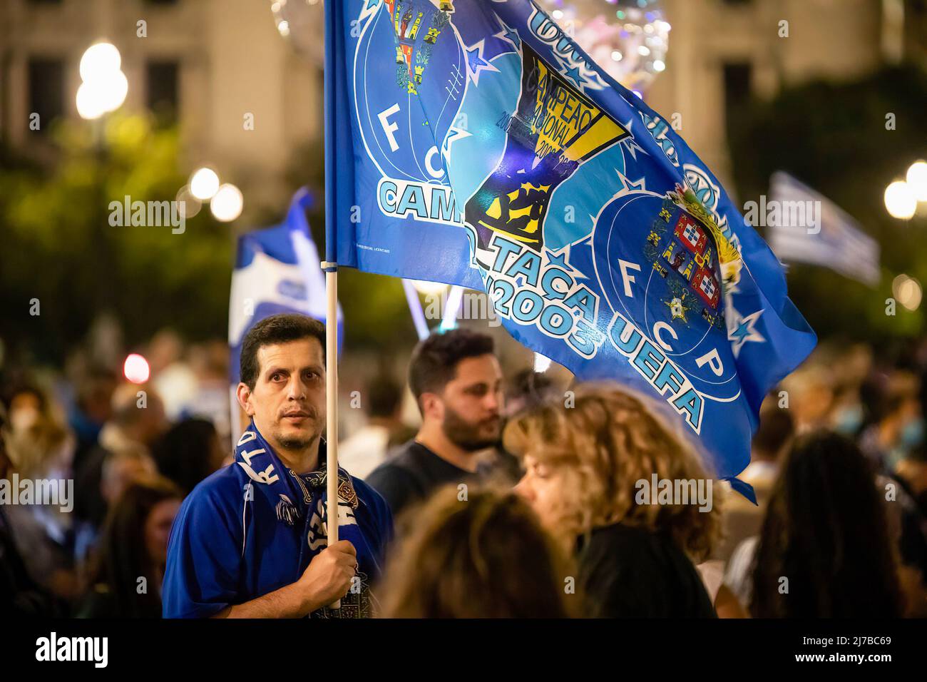 Gli appassionati di Futebol Clube do Porto celebrano la vittoria del campione nazionale 30th in Avenida dos Aliados a Porto, Portogallo. Foto Stock