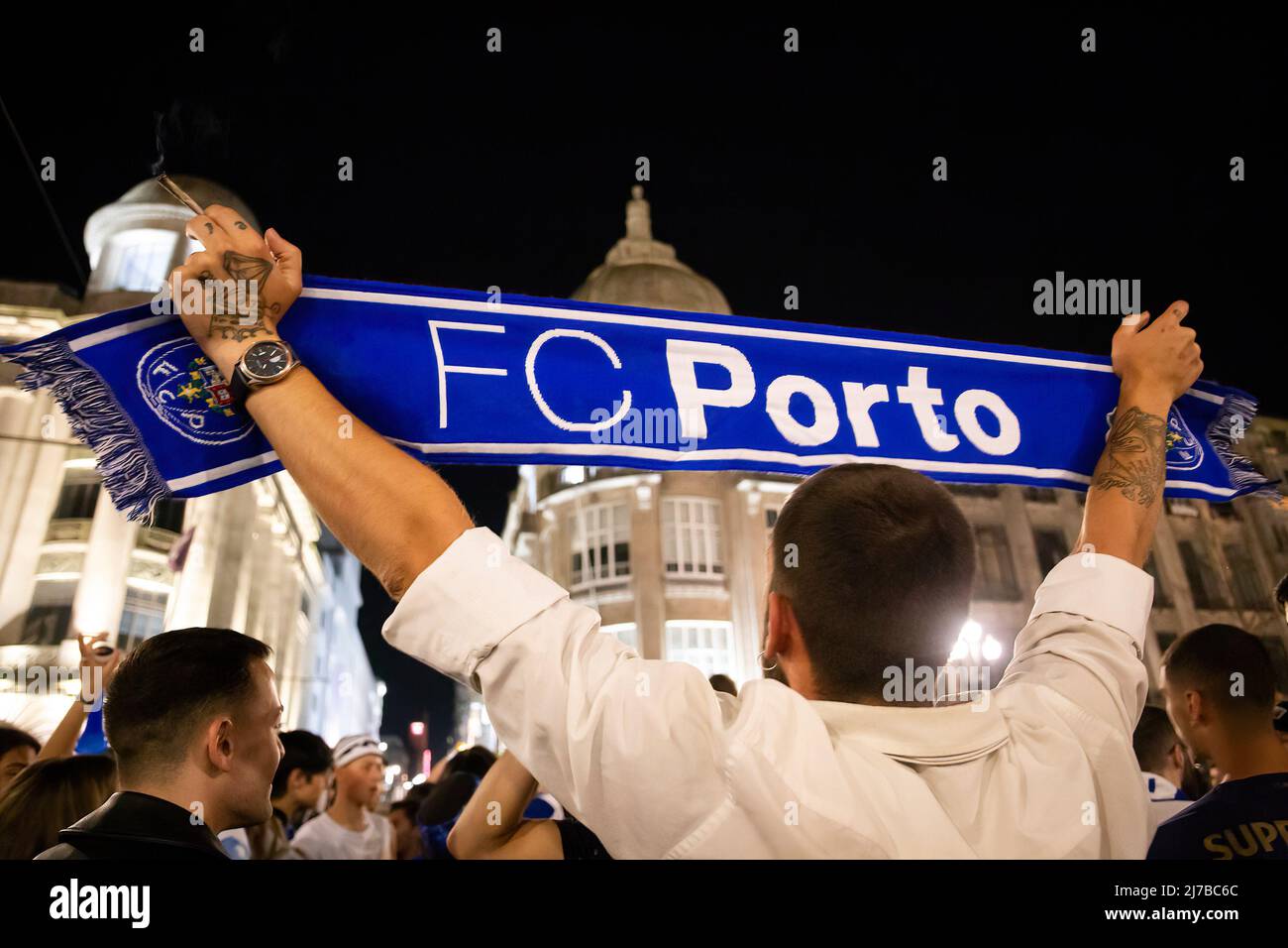 Gli appassionati di Futebol Clube do Porto celebrano la vittoria del campione nazionale 30th in Avenida dos Aliados, i n Porto, Portogallo. (Foto di Rita Franca / SOPA Images/Sipa USA) Foto Stock