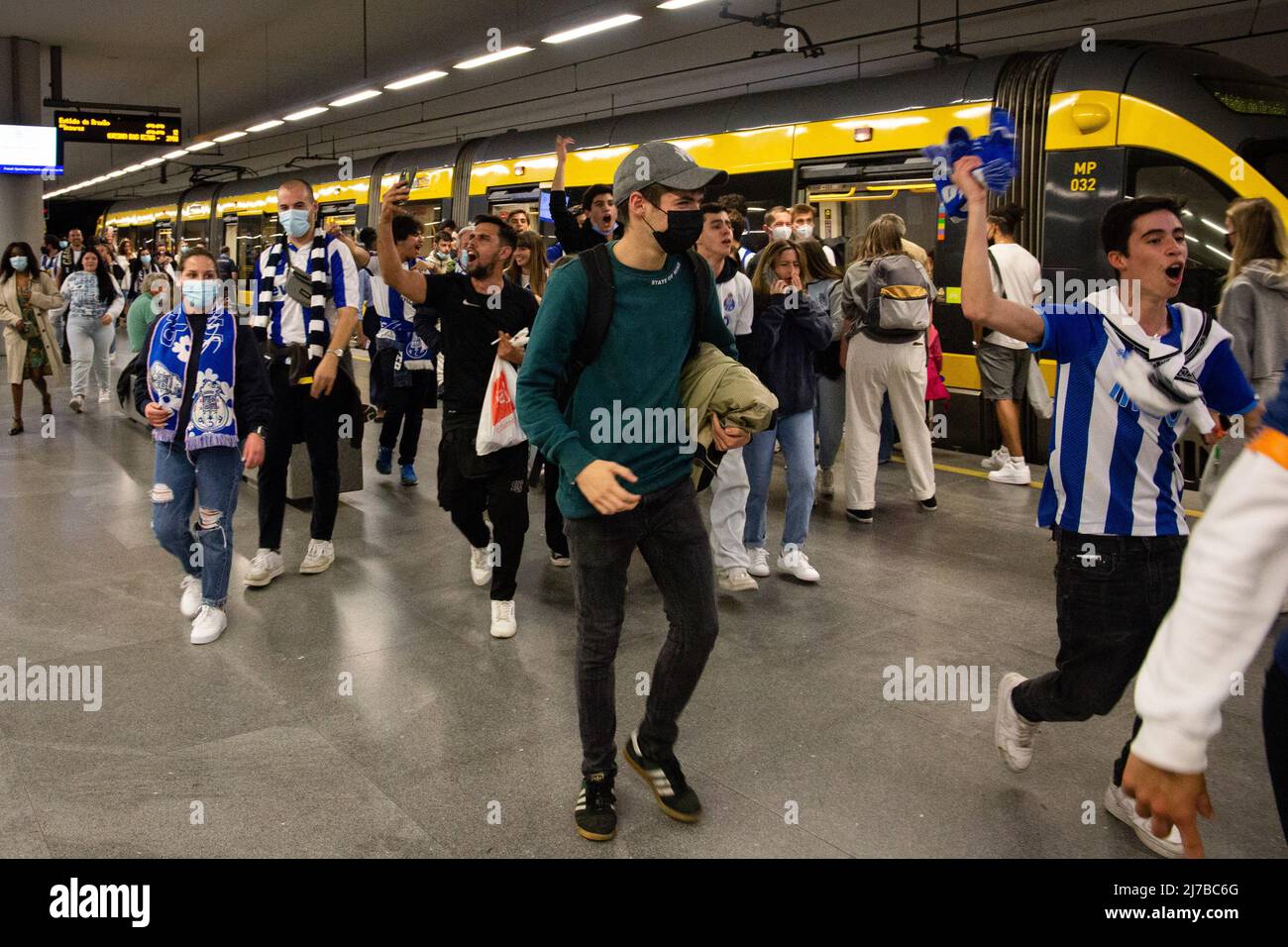 Gli appassionati di Futebol Clube do Porto hanno gridato gli slogan che celebrano la vittoria del titolo campione nazionale 30th ad Avenida dos Aliados a Porto. (Foto di Rita Franca / SOPA Images/Sipa USA) Foto Stock
