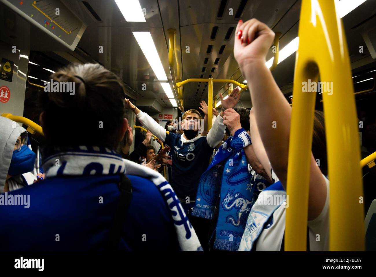 Gli appassionati di Futebol Clube do Porto hanno gridato gli slogan che celebrano la vittoria del titolo campione nazionale 30th ad Avenida dos Aliados a Porto. (Foto di Rita Franca / SOPA Images/Sipa USA) Foto Stock