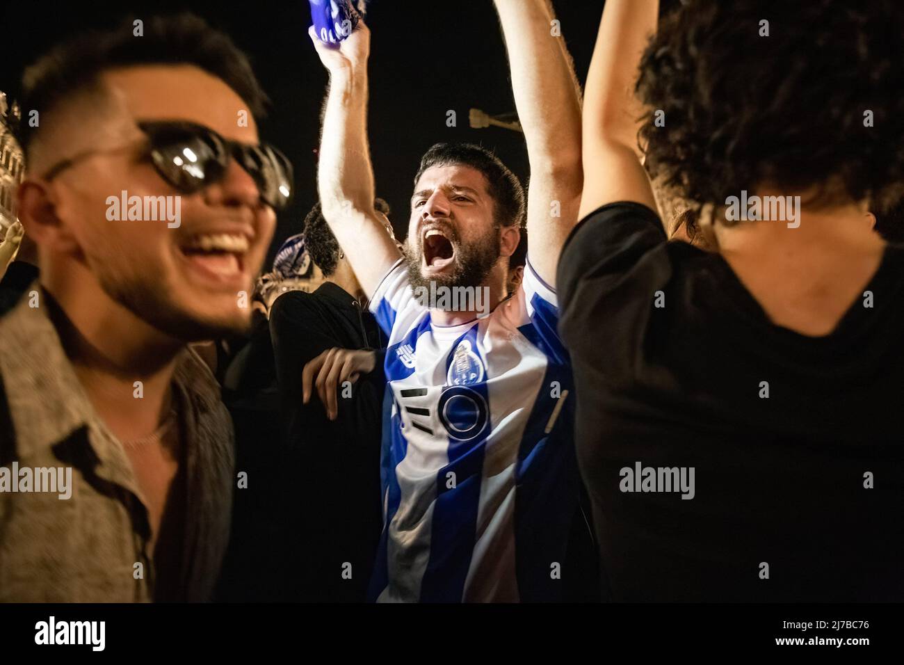 Gli appassionati di Futebol Clube do Porto hanno gridato gli slogan che celebrano la vittoria del titolo campione nazionale 30th ad Avenida dos Aliados a Porto. (Foto di Rita Franca / SOPA Images/Sipa USA) Foto Stock
