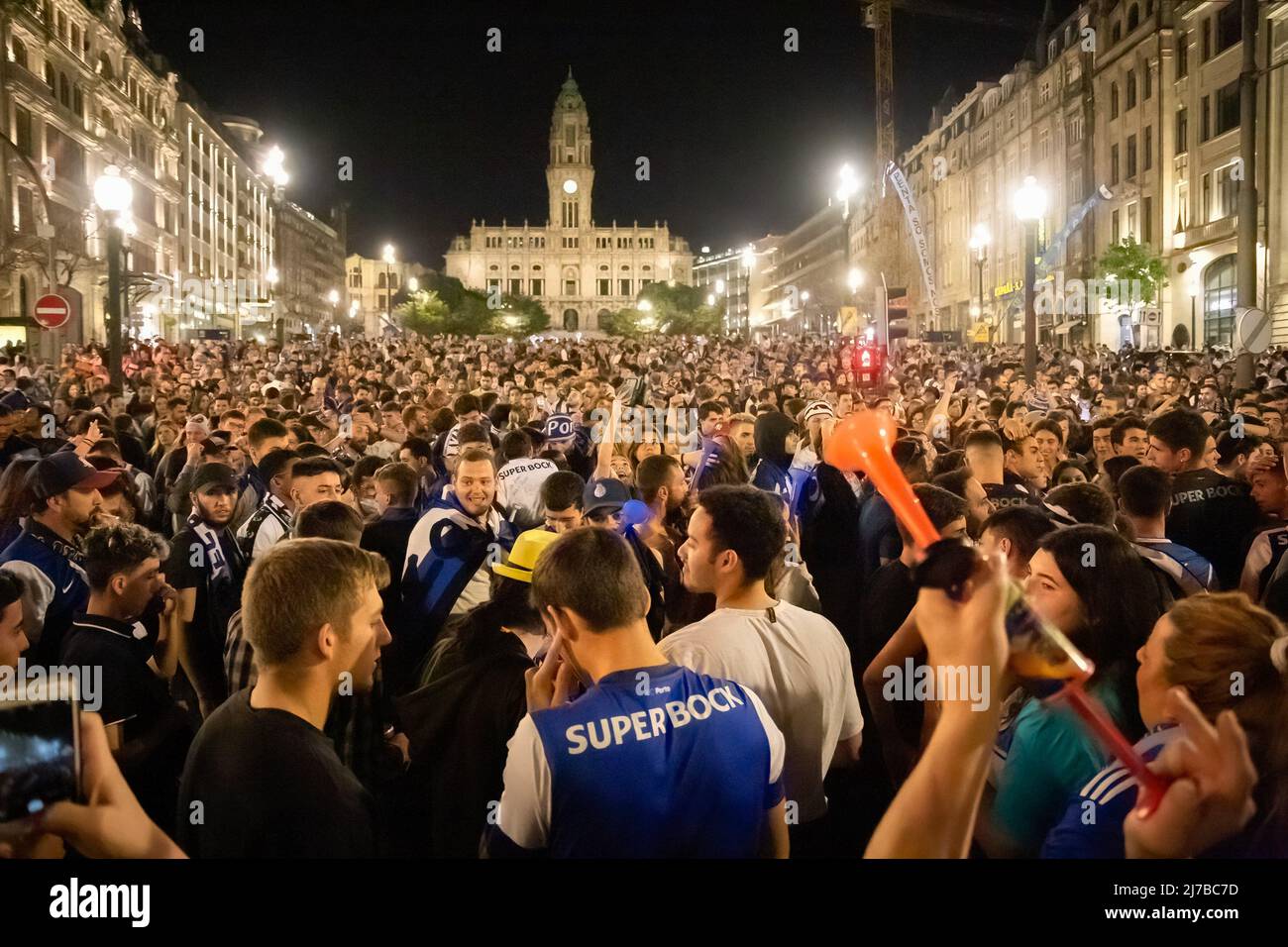 Gli appassionati di Futebol Clube do Porto hanno gridato gli slogan che celebrano la vittoria del titolo campione nazionale 30th ad Avenida dos Aliados a Porto. (Foto di Rita Franca / SOPA Images/Sipa USA) Foto Stock