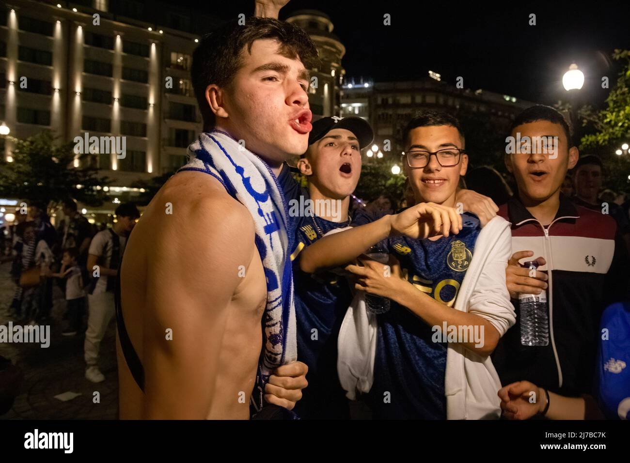 Gli appassionati di Futebol Clube do Porto hanno gridato gli slogan che celebrano la vittoria del titolo campione nazionale 30th ad Avenida dos Aliados a Porto. (Foto di Rita Franca / SOPA Images/Sipa USA) Foto Stock
