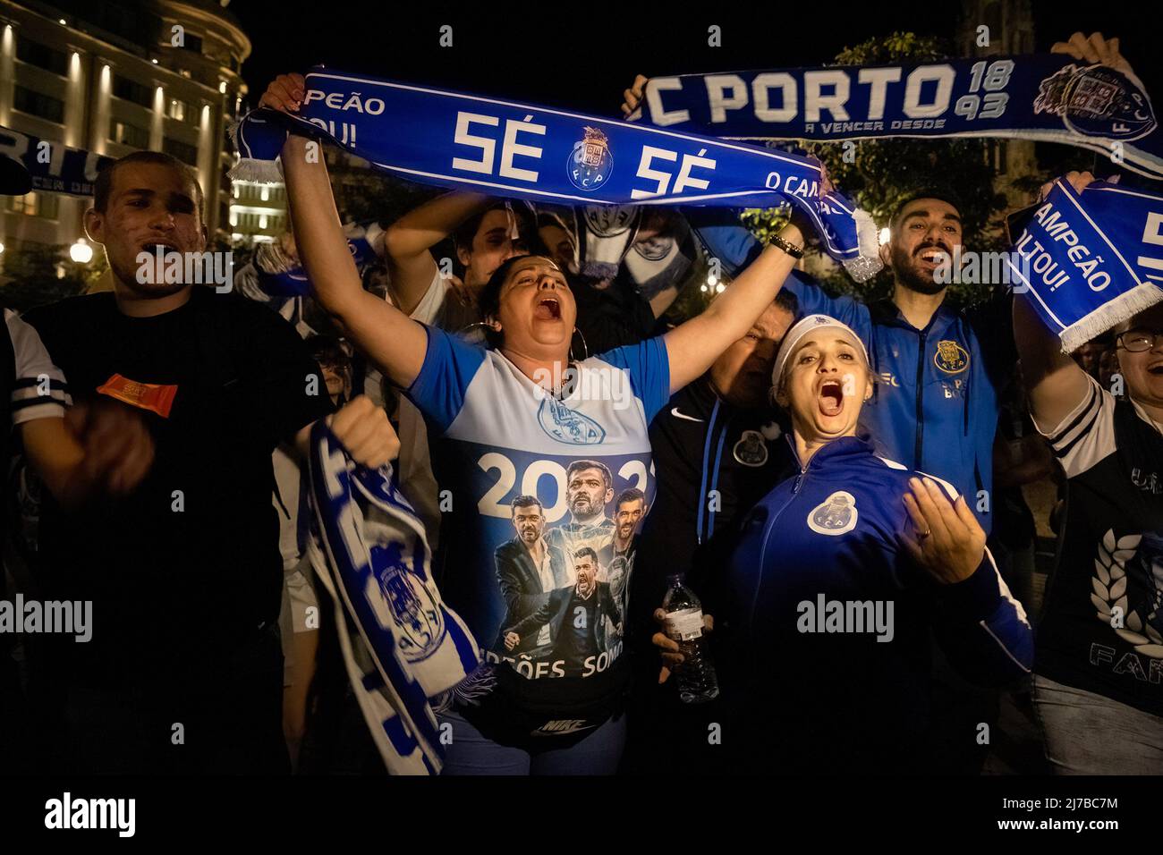 Gli appassionati di Futebol Clube do Porto hanno gridato gli slogan che celebrano la vittoria del titolo campione nazionale 30th ad Avenida dos Aliados a Porto. (Foto di Rita Franca / SOPA Images/Sipa USA) Foto Stock