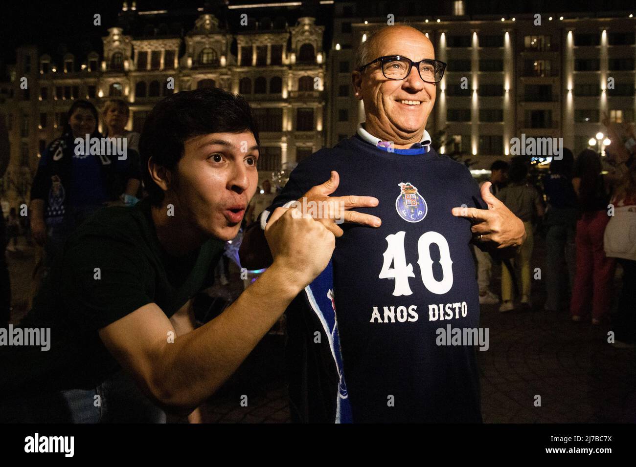 Gli appassionati di Futebol Clube do Porto hanno gridato gli slogan che celebrano la vittoria del titolo campione nazionale 30th ad Avenida dos Aliados a Porto. (Foto di Rita Franca / SOPA Images/Sipa USA) Foto Stock