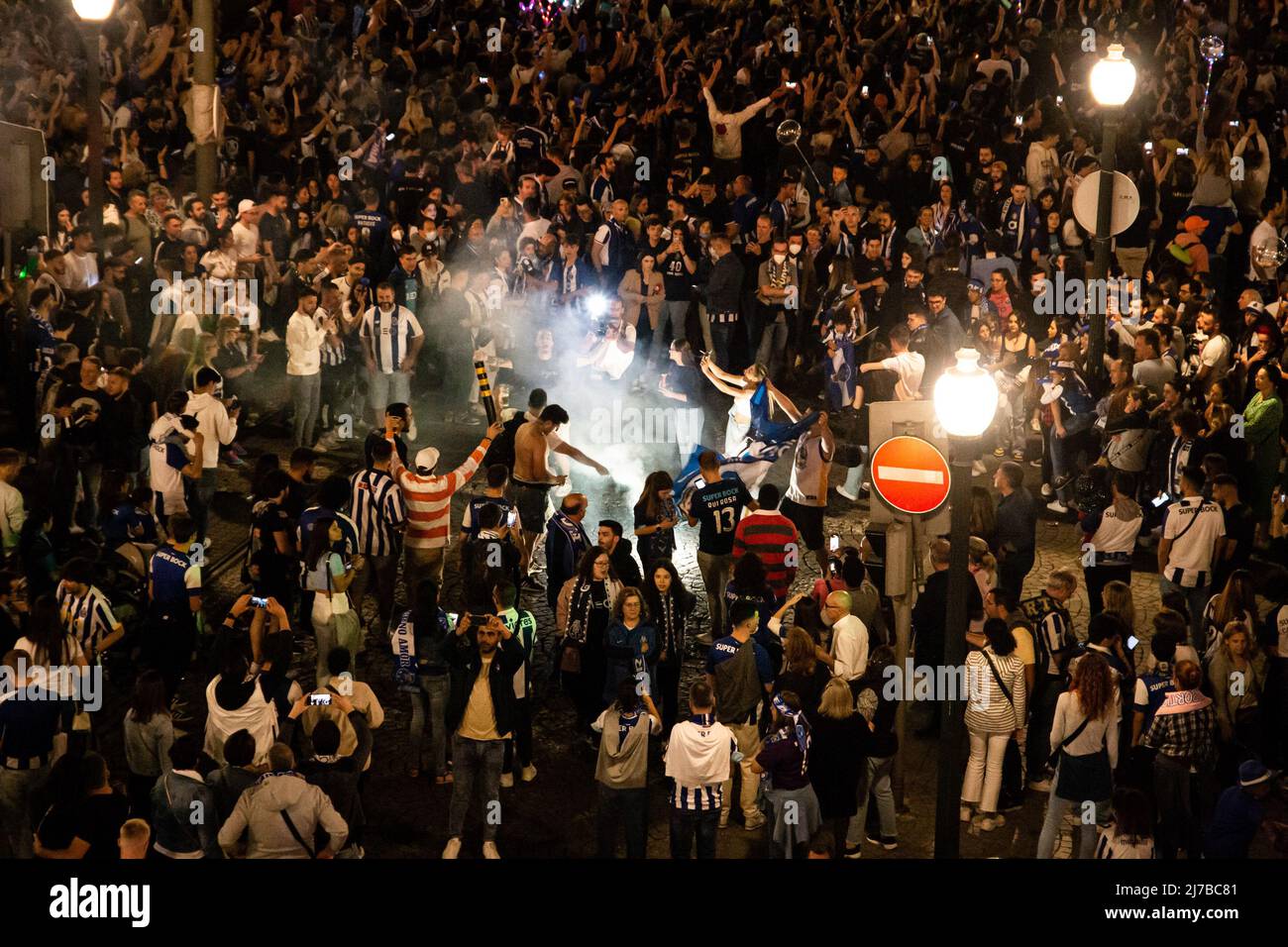 Gli appassionati di Futebol Clube do Porto celebrano la vittoria del campione nazionale 30th in Avenida dos Aliados a Porto. (Foto di Rita Franca / SOPA Images/Sipa USA) Foto Stock