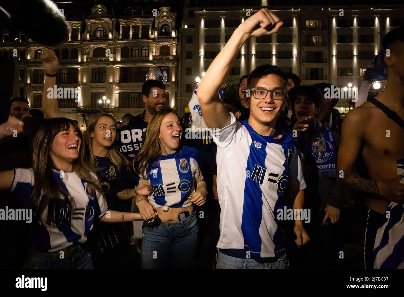 Gli appassionati di Futebol Clube do Porto hanno gridato gli slogan che celebrano la vittoria del titolo campione nazionale 30th ad Avenida dos Aliados a Porto. (Foto di Rita Franca / SOPA Images/Sipa USA) Foto Stock