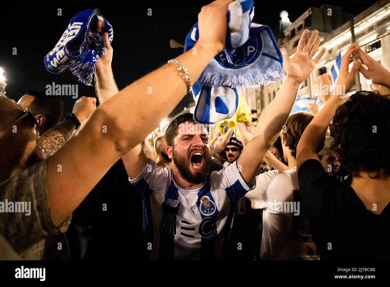 Gli appassionati di Futebol Clube do Porto hanno gridato gli slogan che celebrano la vittoria del titolo campione nazionale 30th ad Avenida dos Aliados a Porto. (Foto di Rita Franca / SOPA Images/Sipa USA) Foto Stock