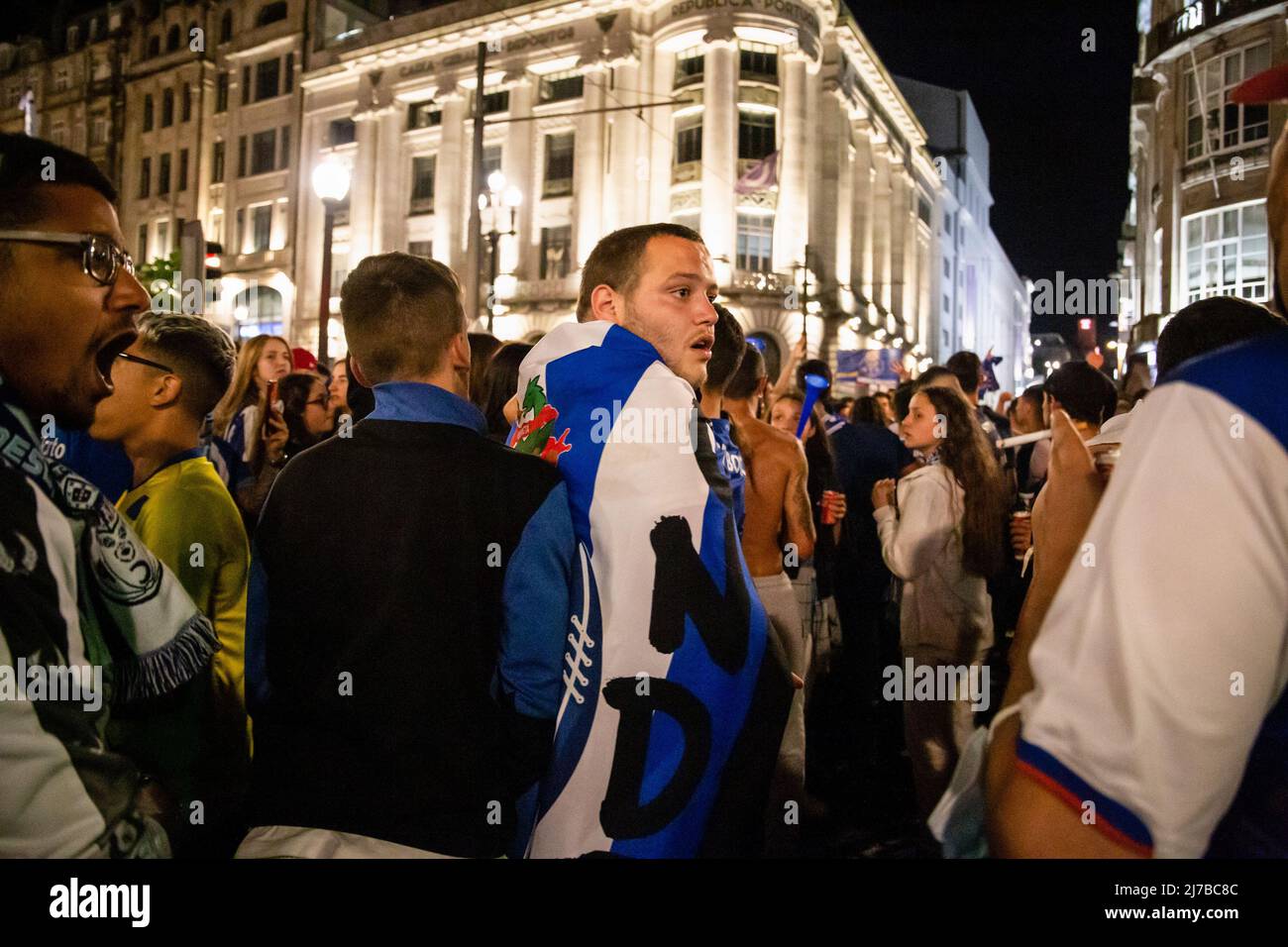 Gli appassionati di Futebol Clube do Porto hanno gridato gli slogan che celebrano la vittoria del titolo campione nazionale 30th ad Avenida dos Aliados a Porto. (Foto di Rita Franca / SOPA Images/Sipa USA) Foto Stock