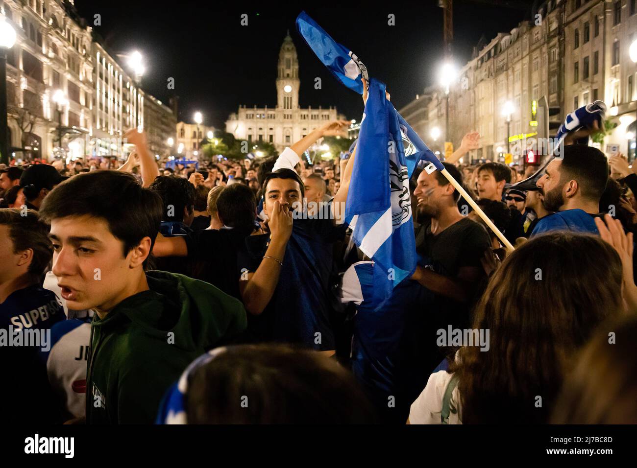 Gli appassionati di Futebol Clube do Porto hanno gridato gli slogan che celebrano la vittoria del titolo campione nazionale 30th ad Avenida dos Aliados a Porto. (Foto di Rita Franca / SOPA Images/Sipa USA) Foto Stock
