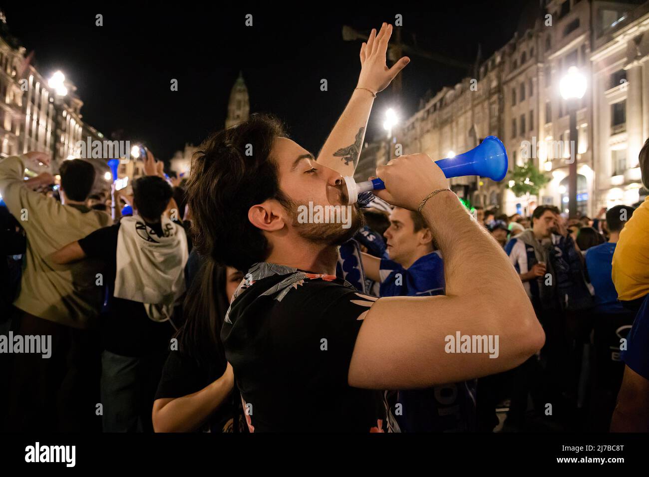 Gli appassionati di Futebol Clube do Porto celebrano la vittoria del campione nazionale 30th in Avenida dos Aliados, i n Porto, Portogallo. (Foto di Rita Franca / SOPA Images/Sipa USA) Foto Stock