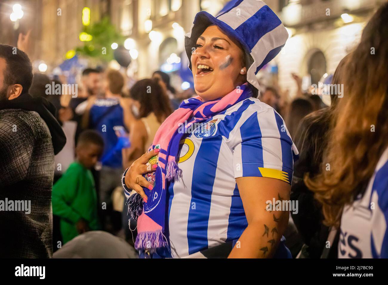 Un fan di Futebol Clube do Porto celebra la vittoria del campione nazionale 30th ad Avenida dos Aliados a Porto, Portogallo. (Foto di Rita Franca / SOPA Images/Sipa USA) Foto Stock