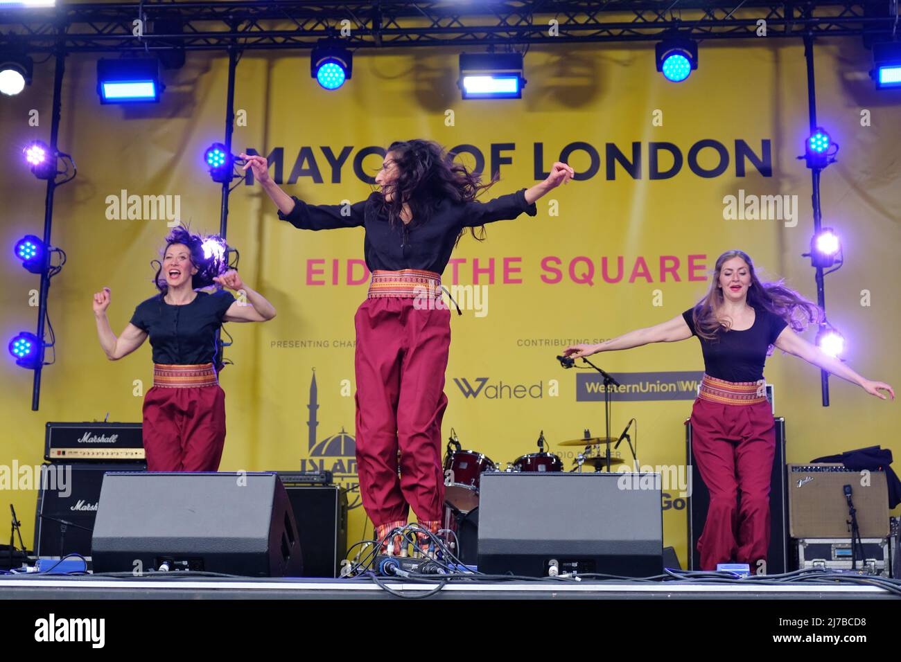 Londra, Regno Unito, 7th maggio 2022. Dopo il mese del Ramadan si sono radunate enormi folle per le celebrazioni dell'Eid in the Square. Senza restrizioni Covid ora in vigore, l'evento ha avuto numeri pre-pandemici. Intrattenimento, attività per bambini e tutti i tipi di cibo erano offerti ai visitatori. Credit: Undicesima ora Fotografia/Alamy Live News Foto Stock