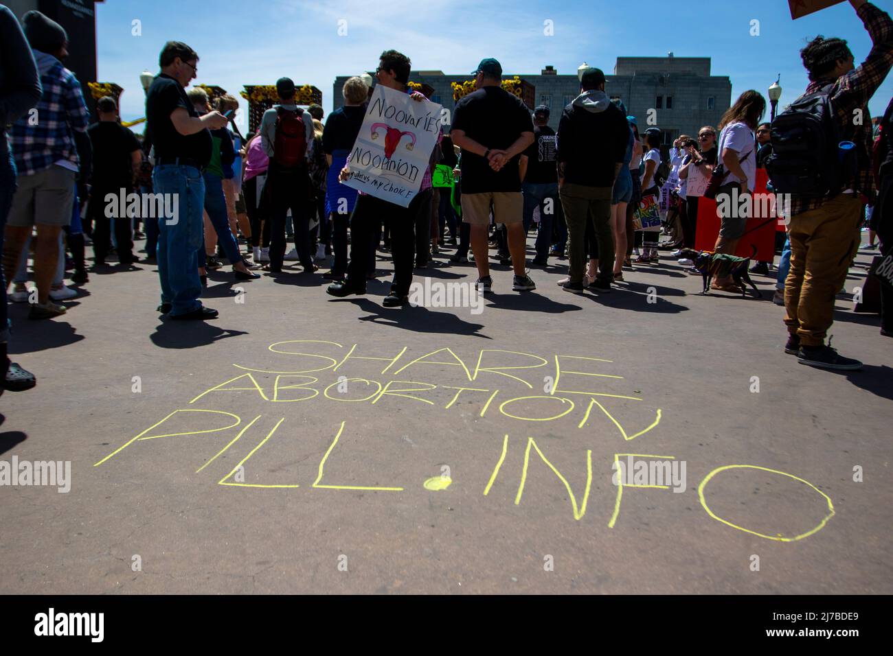 Messaggi gesso a un rally pro-choice. I manifestanti si sono riuniti per esprimere la loro rabbia per i documenti della Corte Suprema trapelati. Foto Stock